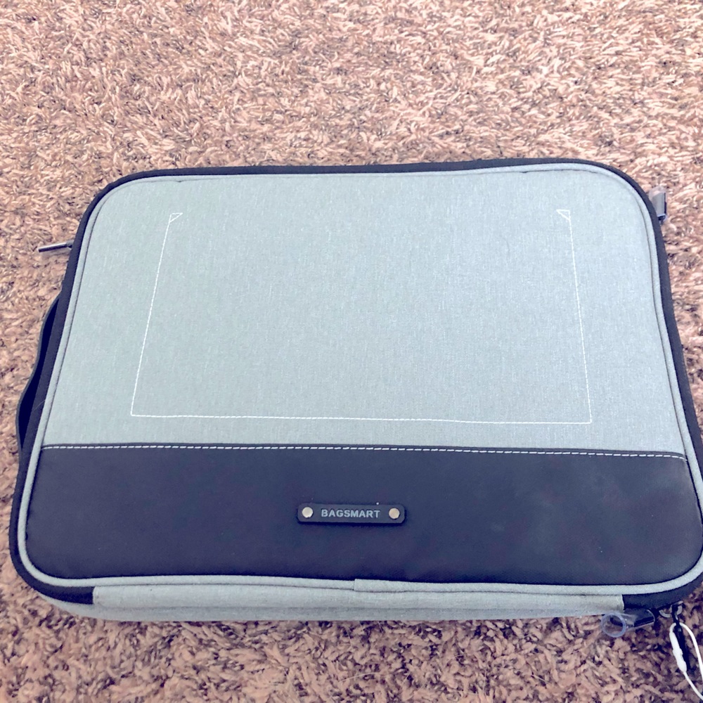 NWT Bagsmart Laptop Carrying Case